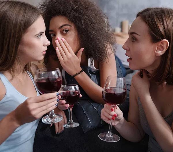 Est-ce que cette fille est amoureuse de toi ? Tiens compte du contexte : les ragots et les amies qui parlent derrière ton dos peuvent être un indice.